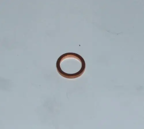 Kupferdichtring, eingesetzt bei Daikin-Geräten, auf weißem Hintergrund. Der Ring hat eine runde Form und könnte für Ölvorwärmnippel verwendet werden.